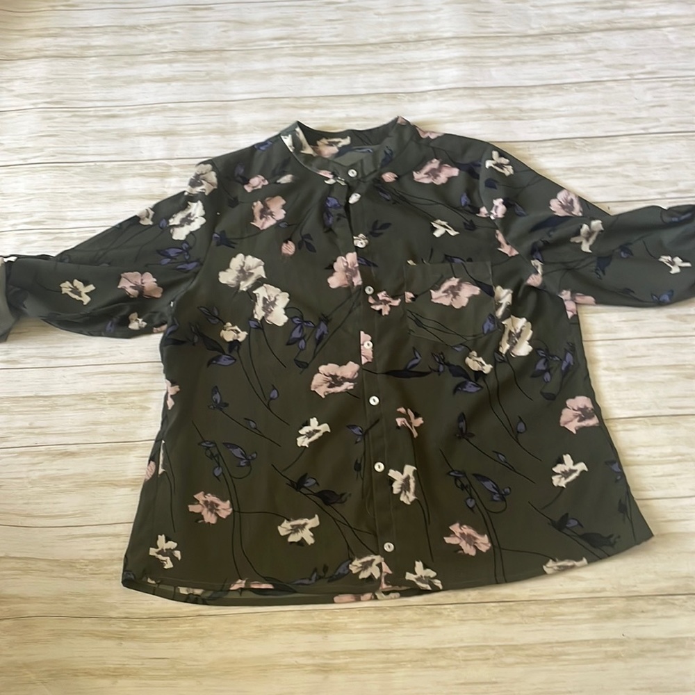 Green floral bottom up blouse, sleeves can be worn down or rolled and bu…